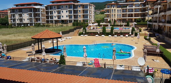pretože DVOJIZBOVÝ apartmán pre 4 člennú rodinu na týždeň 2 minúty od mora a s 2 bazénmi stojí 279 Eur