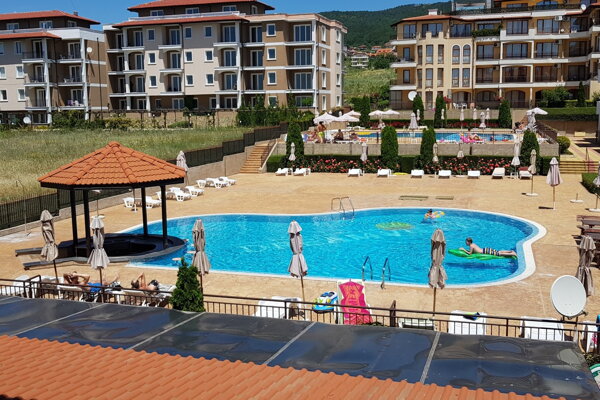 pretože DVOJIZBOVÝ apartmán pre 4 člennú rodinu na týždeň 2 minúty od mora a s 2 bazénmi stojí 279 Eur